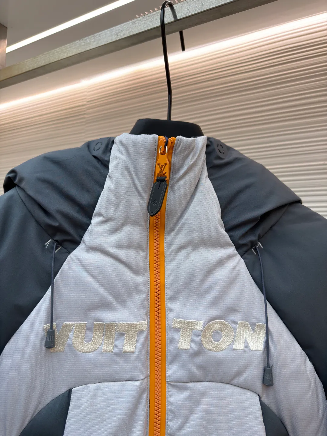 LOUIS VUITTON floral ski down jacket ●Original version: 39500 purchased and developed ●Item number: 1682156-F25 ●Fabric: white duck down fabric ●Technology: glue printing ●Color: blue gray ●Version: fitted version ●Weight: about 1405 grams ●Size: 48-50-52-54 ●Description: Customized 5-in-1 anti-velvet densely woven technical fabric And custom-dyed 3-in-1 double-thread anti-velvet plaid material. Every inch of fiber contains heavy warmth. It uses the new national standard 90 white duck down (welcome to test). It has a full amount of cashmere and is full of warmth. The minimalist gray and silver collision allows luxury to develop tension in calmness. Reconstructing winter luxury with cold-toned aesthetics. With the VUITTON three-dimensional embroidery on the chest and the quilted Monogram flower on the back as the core, double-sided interpretations of two iconic symbols are used to upgrade visual symbols into touchable art. With multiple built-in functional details, Louis Vuitton's travel spirit is fully expressed. Technology is integrated into the blood. Details define luxury. Using advanced computer control systems and precision mechanical components, Vuitton embroidery operations are achieved with high precision and smooth and delicate lines. Embossing composite technology uses computer scanning to ensure that the size and shape of the imprint are consistent with the original, and then uses special glue as an adhesive to combine and then solidify to achieve complete dryness and optimal bonding effect, using glue printing. The printing has been modified three times with the film screen. Use glue liquid paint to print the pattern on the fabric. Bake the fabric to fix the printed pattern, 3D three-dimensional quilting technology. With the help of the programming system of the CNC quilting machine, the down in different areas is accurately separated to ensure that the filling is evenly fixed after sewing. Avoid clumping or shifting. The overall wiring is straight and delicate, the fabric is comfortable and soft, and the color is consistent without color difference. It can be matched with the same style to create a fashionable look and control various occasions. Customized accessories, complete with three standards, same style for men and women!